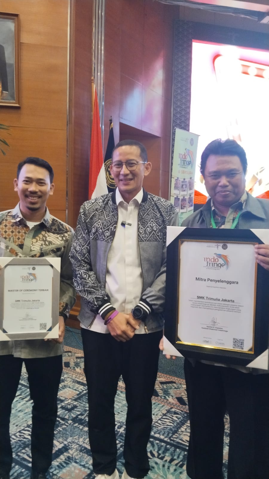 SMK Trimulia Jakarta menerima penghargaan Master of Ceremony Terbaik pada Event Indofringe Area Jakarta