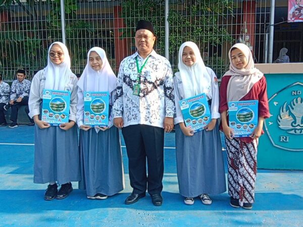 Pemberian Beasiswa Kepada Siswa/i Berprestasi di HUT RI ke-80