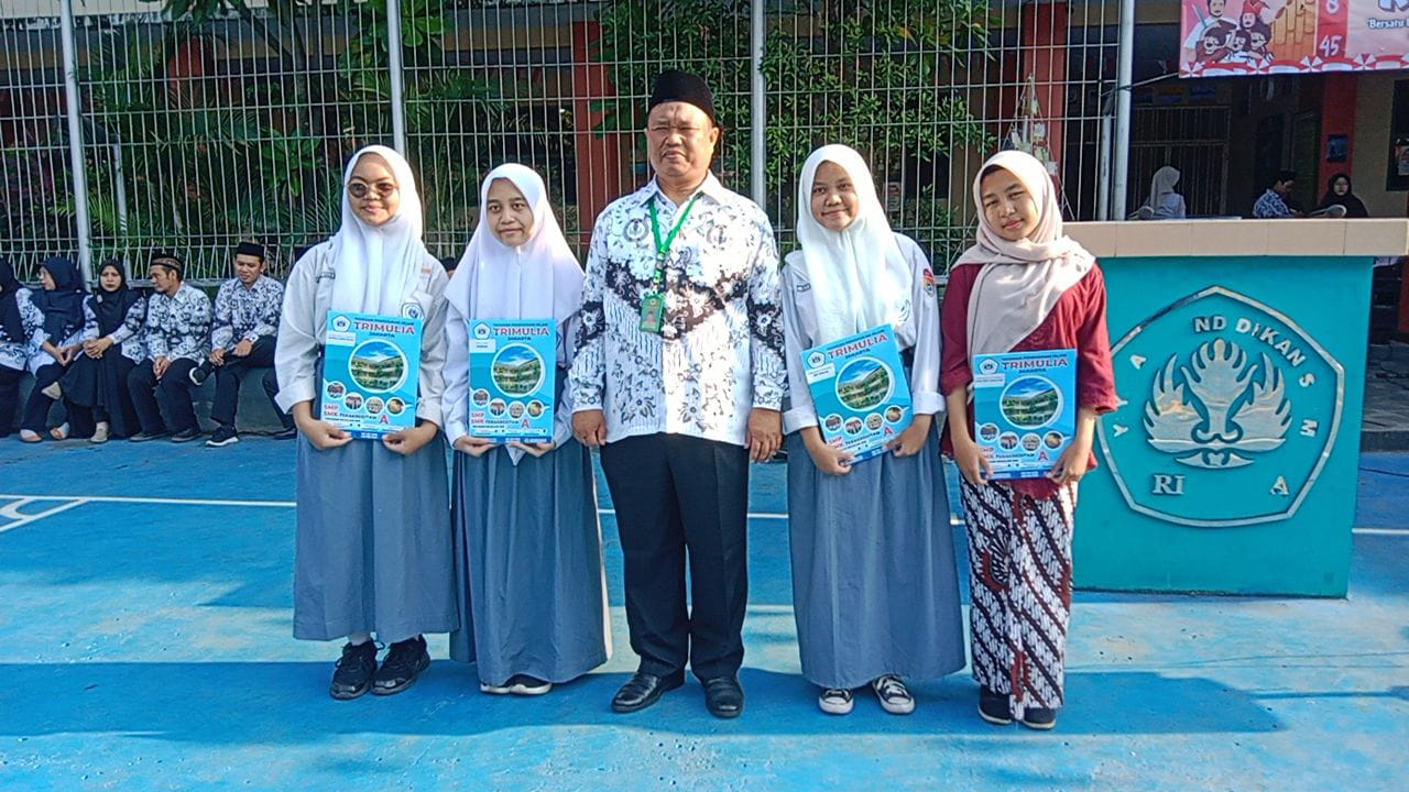 Pemberian Beasiswa Kepada Siswa/i Berprestasi di HUT RI ke-80 Pemberian Beasiswa Kepada Siswa/i Berprestasi di HUT RI ke-80