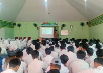 Penyuluhan Babinsa Pesanggrahan di SMK Trimulia Jakarta: Cegah Bahaya Narkoba dan Tawuran Sejak Dini