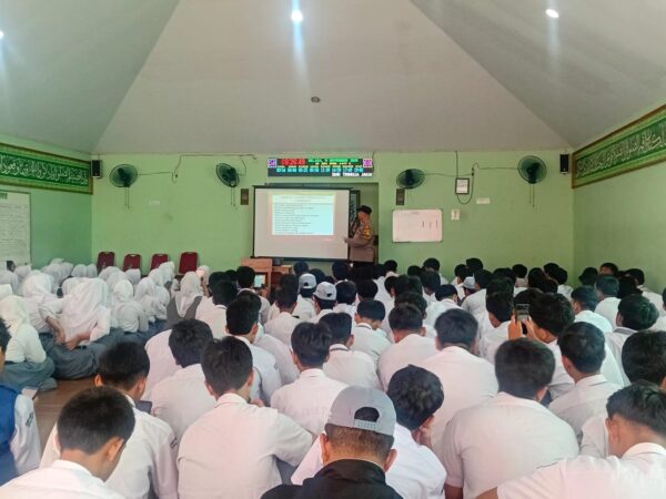 Penyuluhan Babinsa Pesanggrahan di SMK Trimulia Jakarta: Cegah Bahaya Narkoba dan Tawuran Sejak Dini