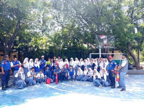 Simulasi Kebakaran di SMK Trimulia Jakarta Bersama Damkar Petukangan Selatan